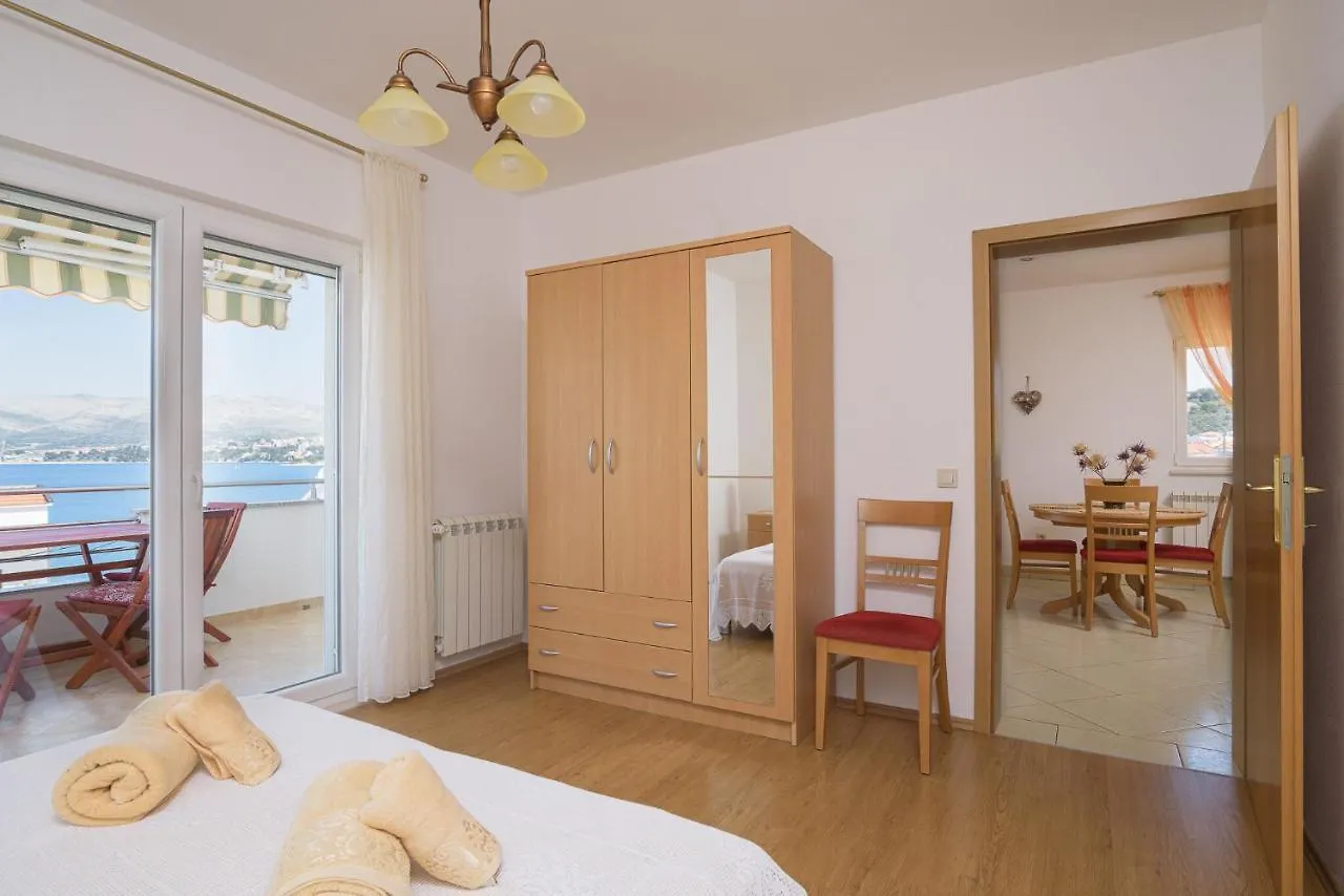 Apartments Ivan Trogir 0*,